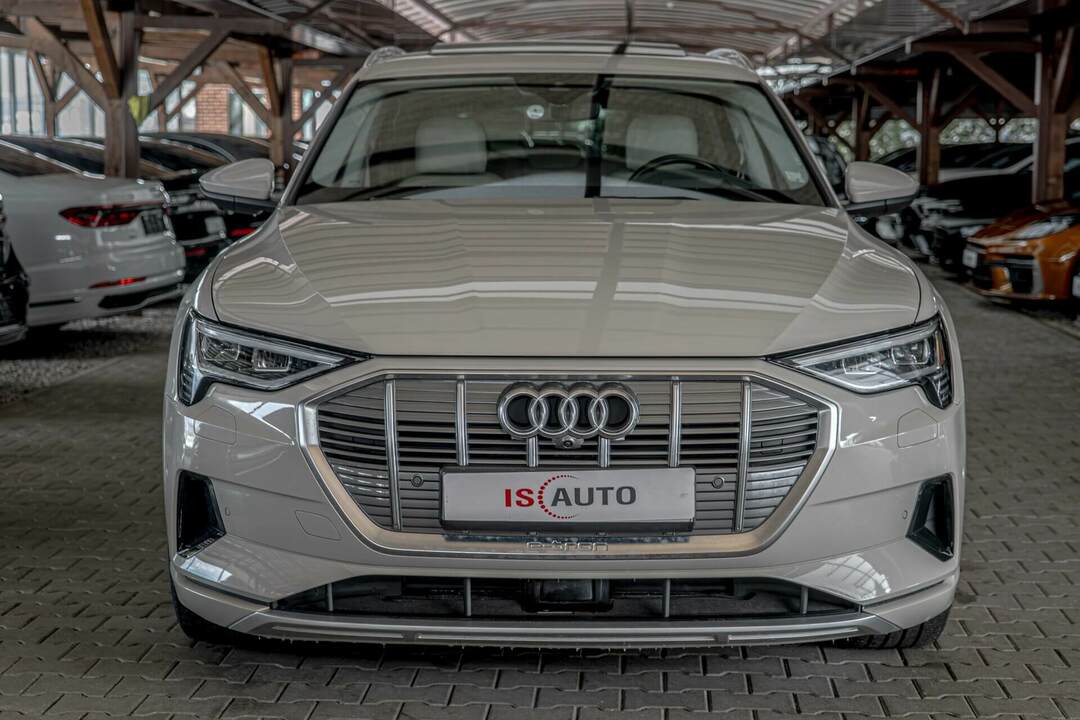Audi E-Tron 55 95kWh/Quattro/Камера 360/Обдухване/Bang&Olufsen/Ambient Audi E-Tron 55 95kWh/Quattro/Камера 360/Обдухване/Bang&Olufsen/Ambient